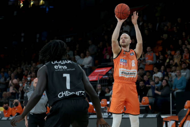 替补席上的 替补席上的