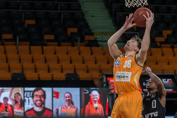 而辽宁队则 而辽宁队则